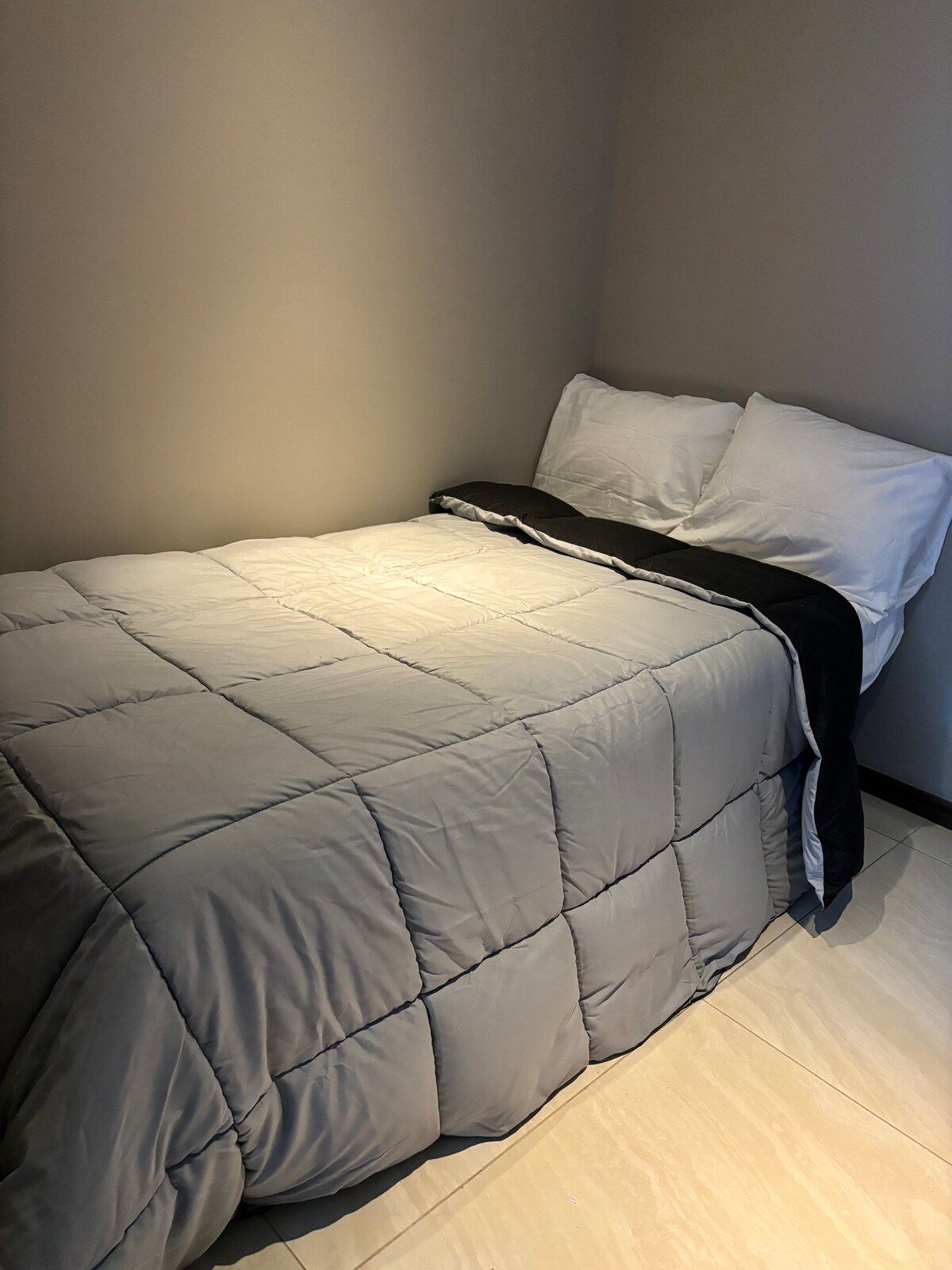 غرفة مرافق بسرير فردي وحمام كامل خاص بها 