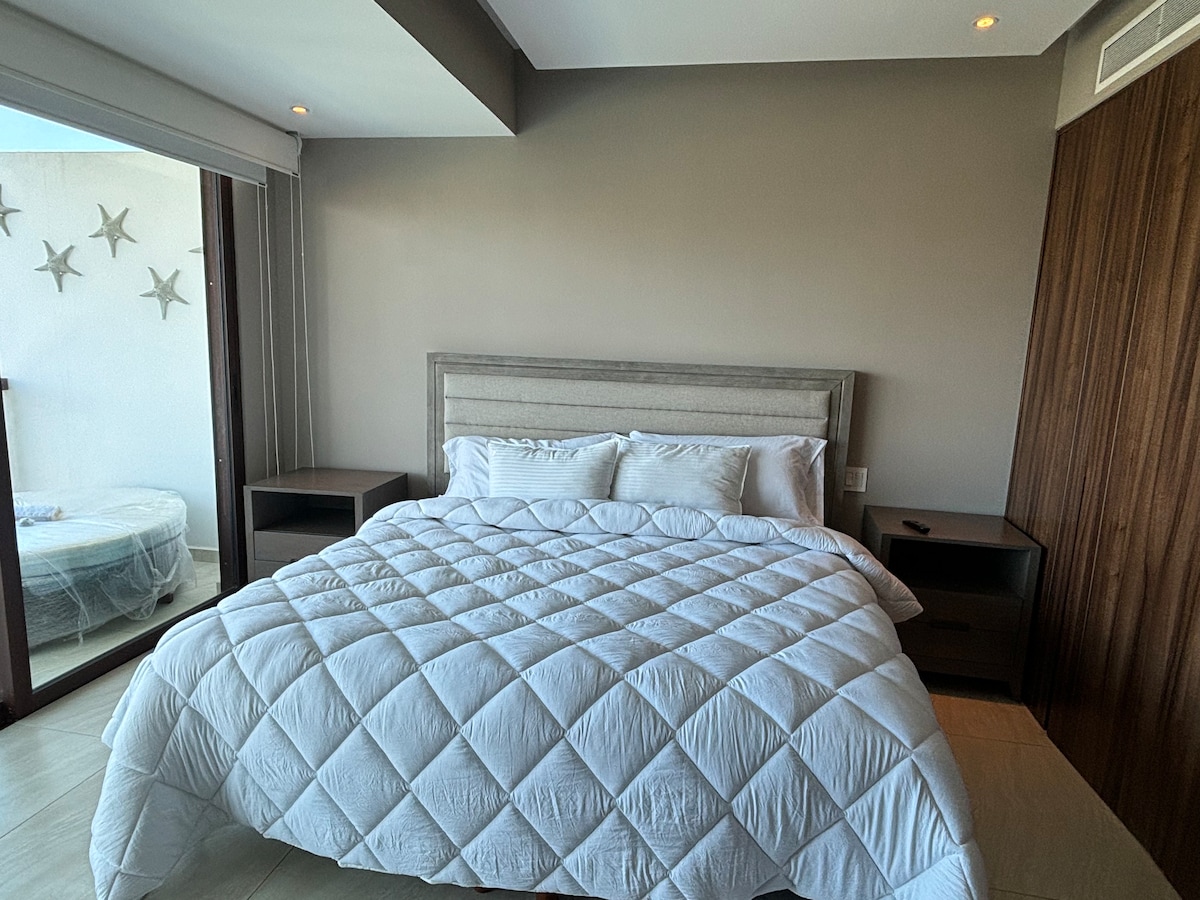 غرفة نوم رئيسية بسرير كبير الحجم  