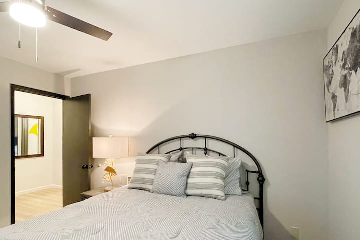 manželská posteľ so stropným ventilátorom