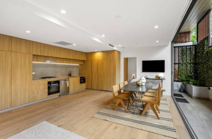 Luxury meets convenience + parking gallery image 3