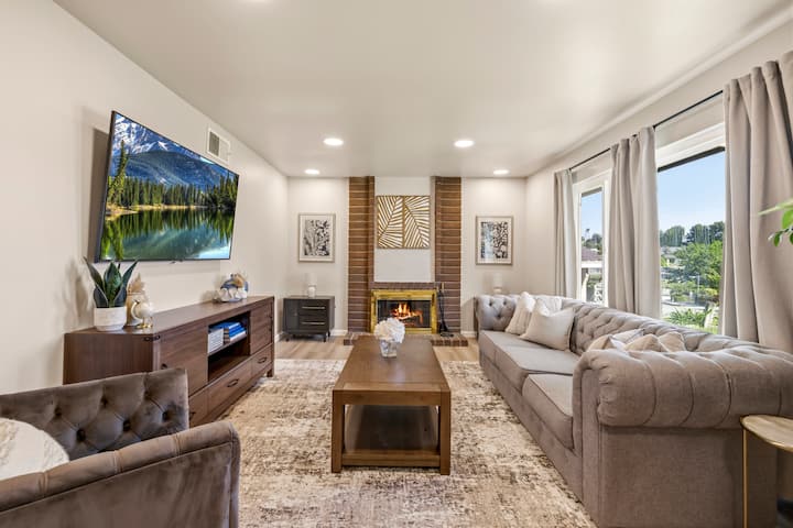 Turnkey Central Valencia Home - Ale Ready - Santa Clarita, CA