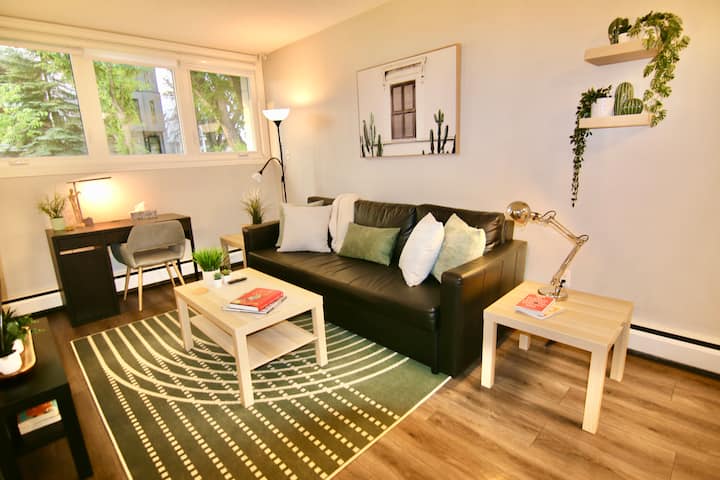 Central 1 Bedroom Retreat In The Heart Of Tuxedo - Calgary