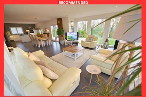 Modern, spacious and bright villa by the lake