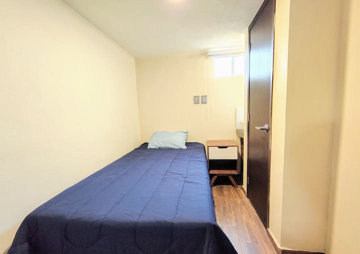 Acogedora recámara individual con cama cómoda