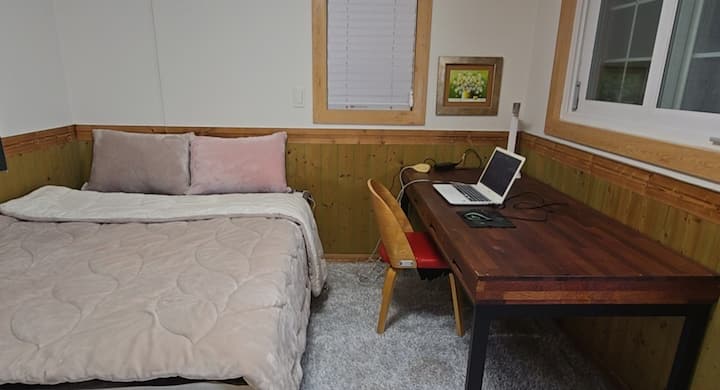 Chambre au 2e étage, bureau de travail, ligne Internet équipée d'un tapis en carbone