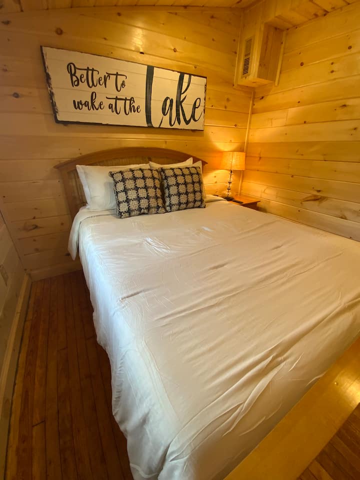 חדר שינה פרטי עם מיטת קווין סייז.