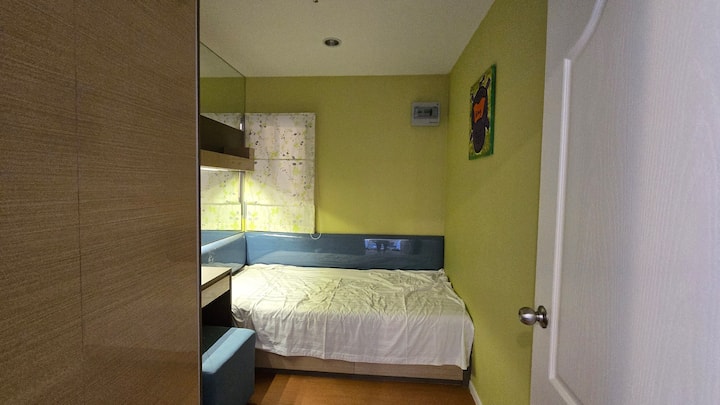 חדר שינה קטן (3 רגל) יכול להכיל רק אדם אחד.