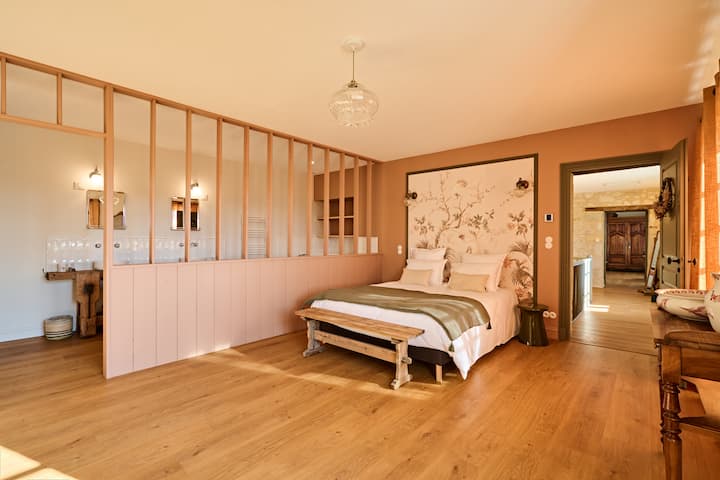 The “Fleur de Vigne” room, measuring 34 m², enjoys a south-facing orientation, providing plenty of natural light throughout the day. It has a bathroom with a bathtub, ideal for relaxing.