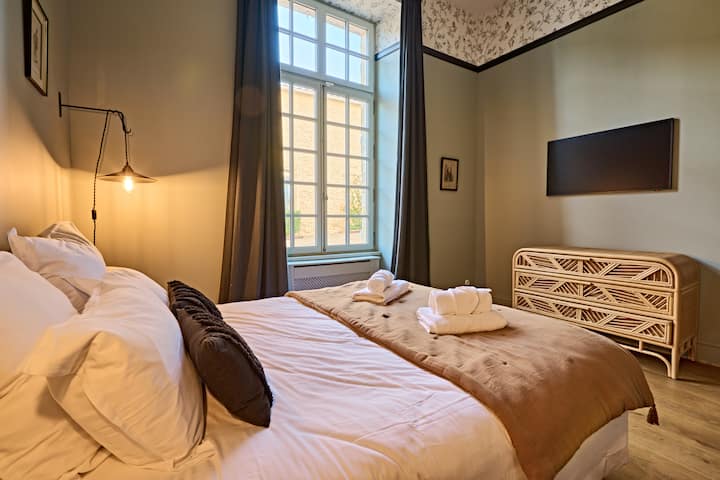 This 23 m² bedroom, located on the ground floor near the living room, is suitable for people with reduced mobility. It features an en-suite bathroom with toilet, equipped with PRM grab bars and an open walk-in shower.