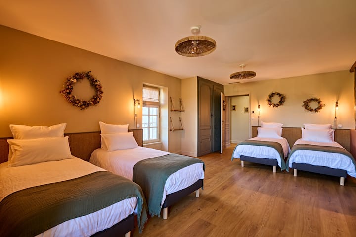 The “Quatre Lies” room is a flexible dormitory with 4 80-cm beds or 2 160-cm beds. Ideal for children, it offers a welcoming and practical space, perfect for sharing wonderful moments with family.