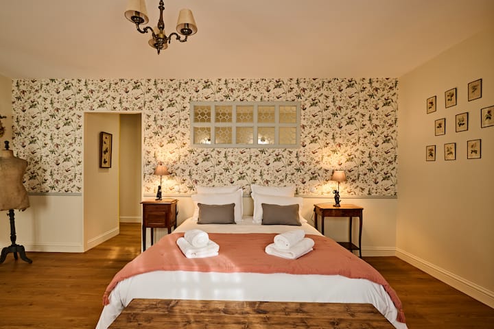 The Œnanthe room, with an area of 33.5 m² (361 sq. ft.), offers a beautiful, bright space thanks to its south-facing façade. It has an en-suite bathroom for added comfort and is equipped with air conditioning, ideal for summer days.