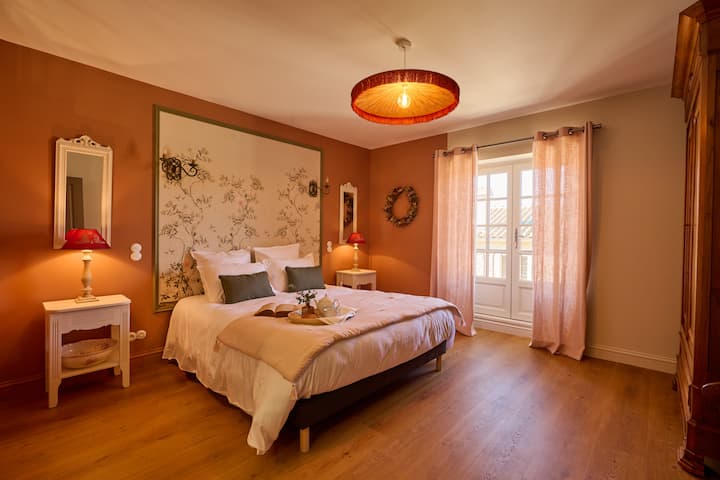 The “Pointe Verte” room, measuring 22.5 m², faces the sunset side, providing soft, warm light at the end of the day. It invites you to relax in an elegant and soothing atmosphere.