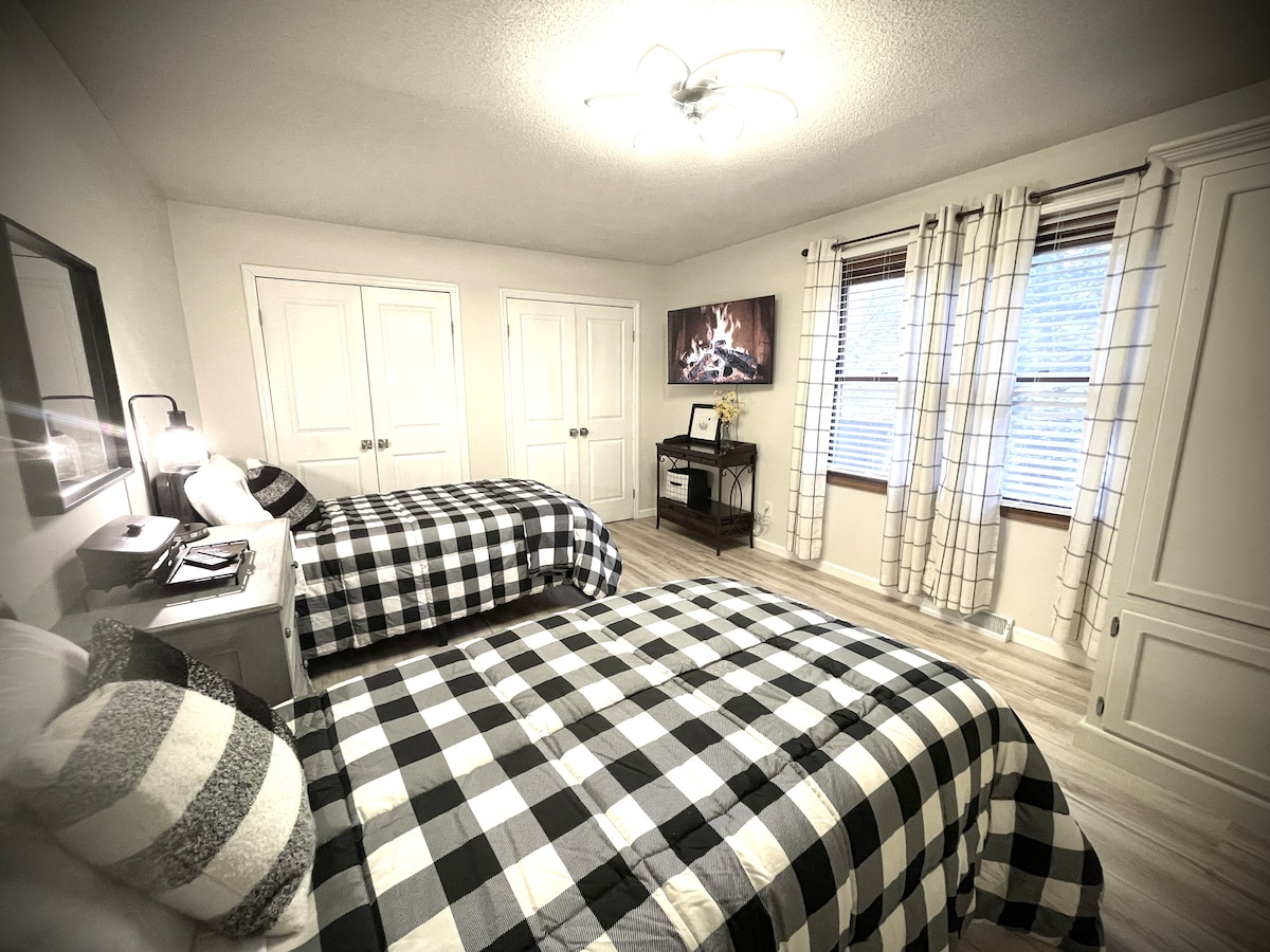 Bedroom 4- Two twin beds and tv