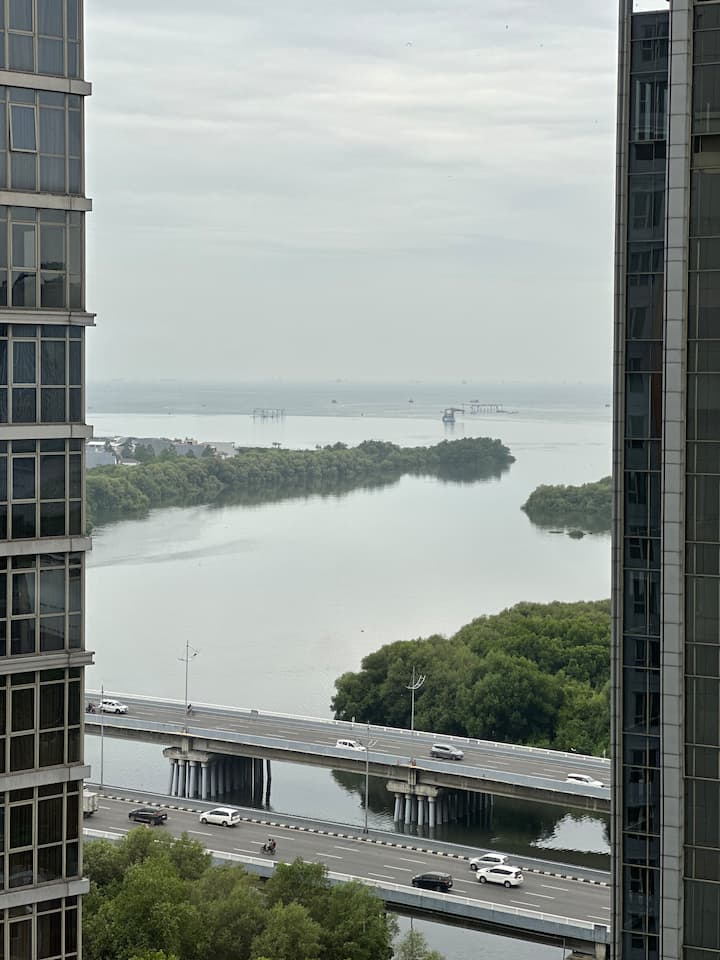 Pogled iz dnevnog boravka, djelomičan pogled na more