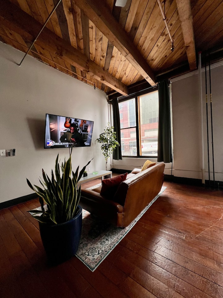 Canada Bridge Loft + View - Detroit, MI