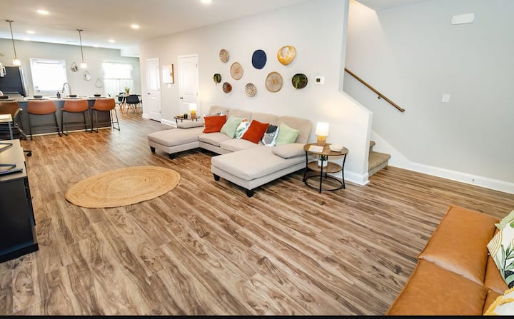 Centrally Located 2 Br Townhome - Clarksville, TN
