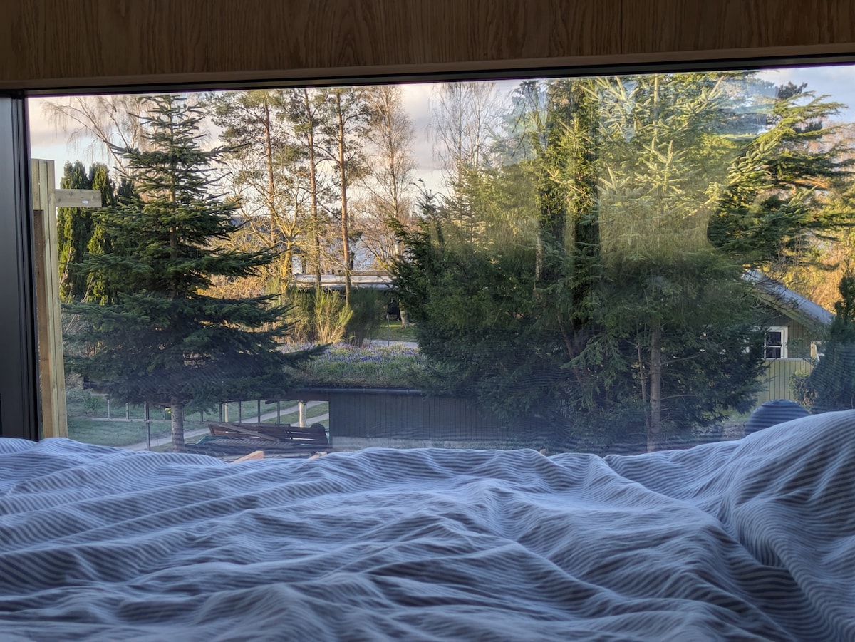 От леглото можете да легнете и да наблюдавате движението на колите по Farøbroen. Накъде се отправят?