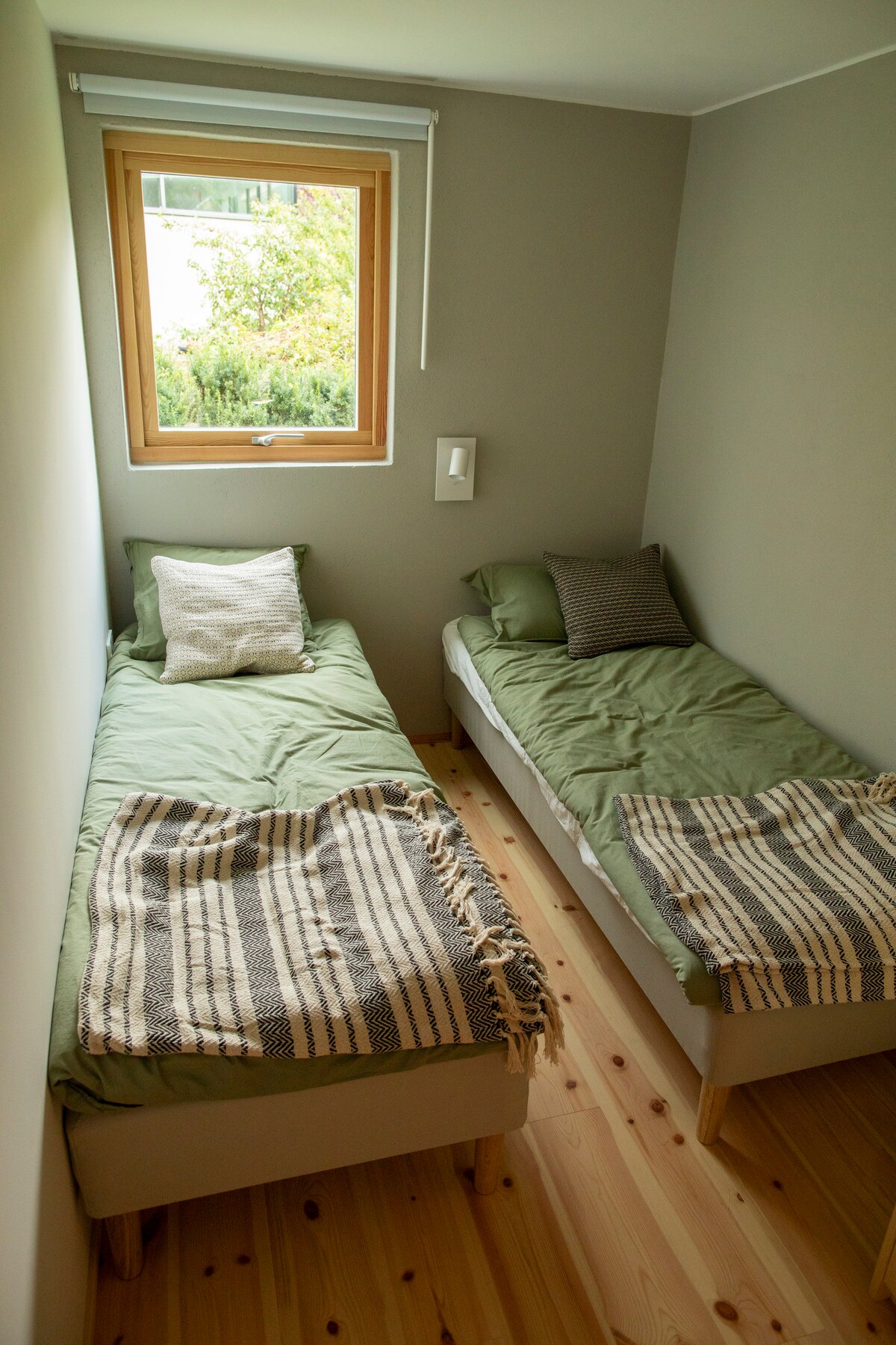 Dos camas individuales y un armario grande. 