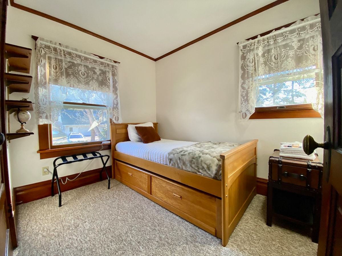 توفر "غرفة الطيار" مساحة مريحة مع سريرين متماثلين يستوعبهما مقبض قابل للسحب. توفر هذه الغرفة إطلالات على حدائق الفناء الخلفي. 