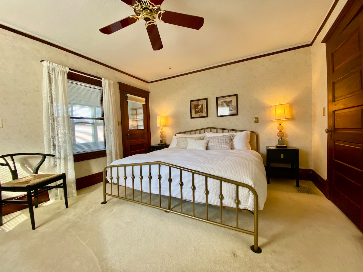 "غرفة الإطلالة" هي غرفة النوم الرئيسية التي تتميز بمساحة واسعة مع سرير كبير الحجم، وخزانة ملابس كبيرة، وشرفة إضافية لثلاثة مواسم تطل على نهر سانت كروا. 