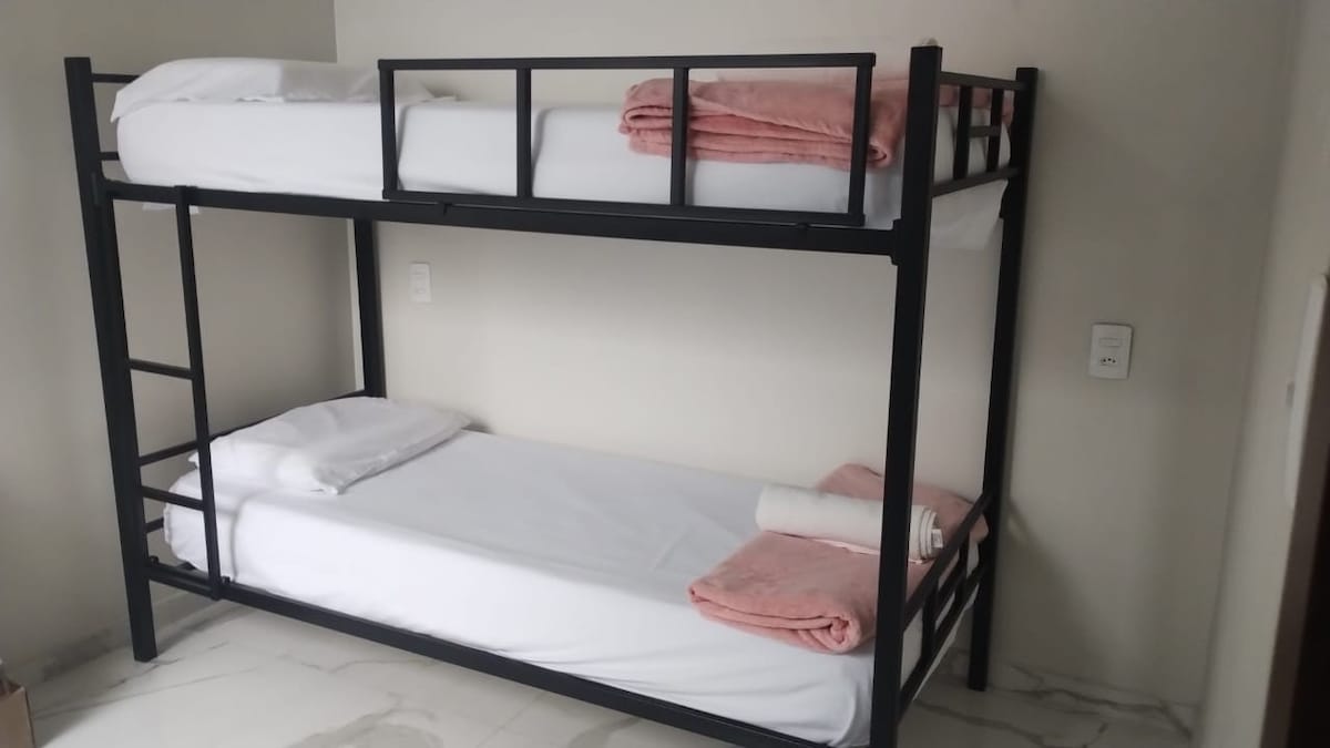 Стая с двуетажно легло, спално бельо и кърпи за баня