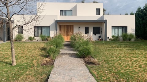 Enjoy Pilar!Cozy &stylish house!