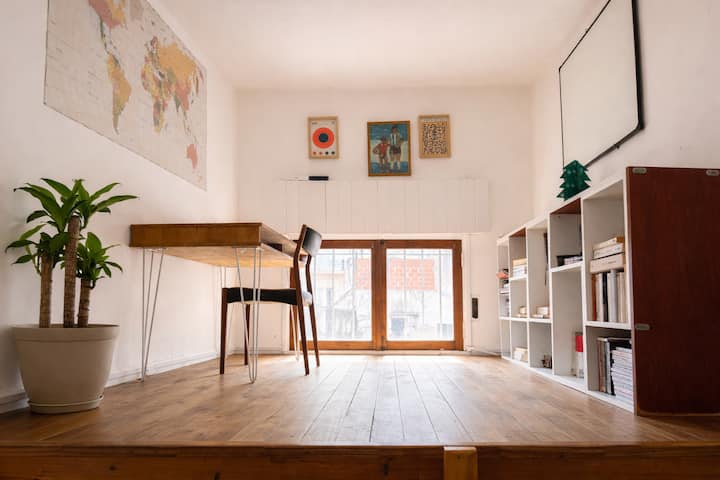 Loft-style one-bedroom apartment in Monserrat