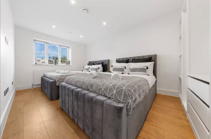 Este amplio dormitorio en Wandsworth Road cuenta con lujosas cabeceras de terciopelo y elegantes espacios de almacenamiento integrados, lo que lo convierte en un refugio versátil y elegante a pocos minutos del vibrante centro de Nine Elms. Comodidad moderna para la vida en la ciudad.