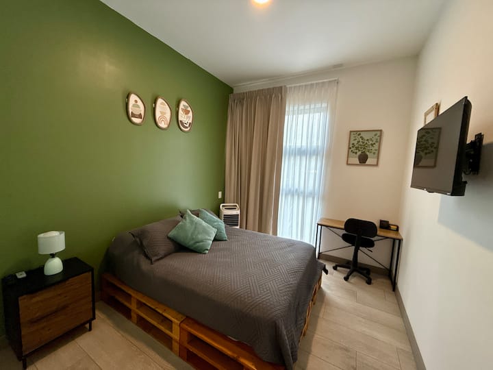 Მთავარი ოთახი სმარტ-ტელევიზორით, ჰაერის გამაგრილებელი და სამუშაო სივრცე