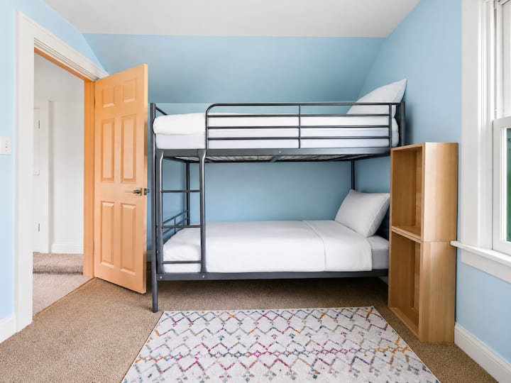Dormitorio 3, arriba (habitación con puerta rosa), litera individual estándar