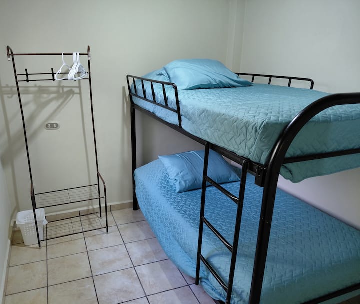 Due letti singoli (a castello) nella seconda camera da letto. 