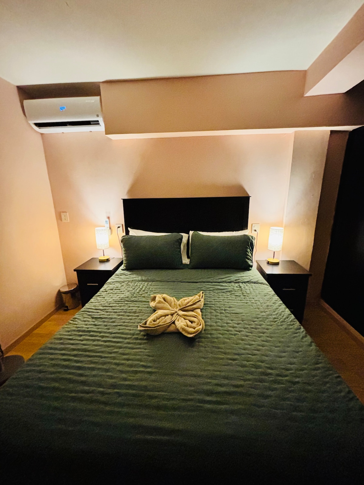 Во спалната соба 2 има брачен кревет (широк 150-179 см), клима уред, греење, биро со ламба со вентилатор на три нивоа, плакар со куки за багаж, детектор за чад и јаглерод моноксид.