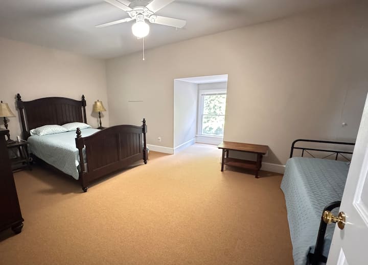 Bračni krevet (160x200) s USB priključcima za punjenje na noćnom ormariću