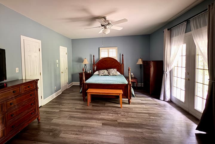 Spavaća soba s vlastitom kupaonicom na prednjoj strani glavne etaže; bračni krevet (150 – 179 cm) i pametni televizor s daljinskim upravljačem Roku