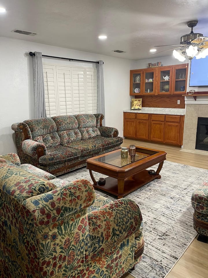 Charming Cozy & Spacious Home - 弗雷斯諾