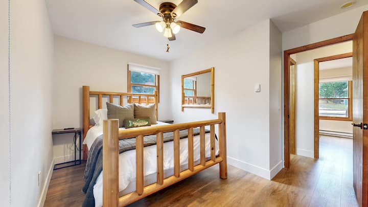 Una cómoda cama tamaño queen con colchón de alta calidad y televisión. El baño compartido está justo al lado, y la habitación con cama king está al otro lado del pasillo.
