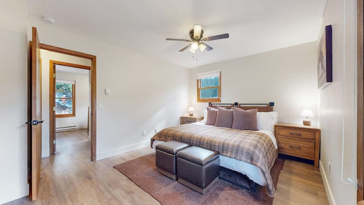 Disfruta de una cama tamaño king con un colchón de primera calidad. El baño compartido se encuentra directamente fuera de la habitación.