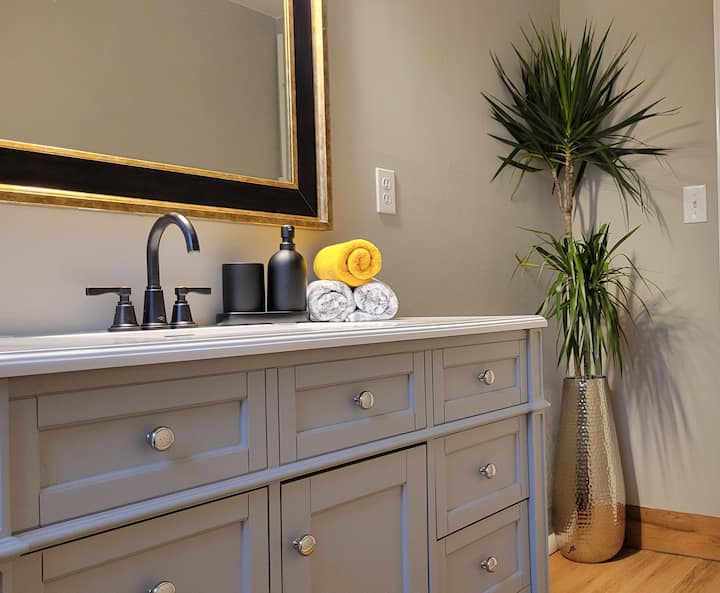 Perfect Proximity!  10 Minutes Away From Airport. - Renton, WA