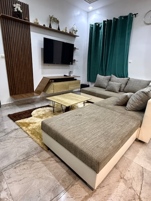 Spacious, cozy 4 bedroom apartment, terrace with city view