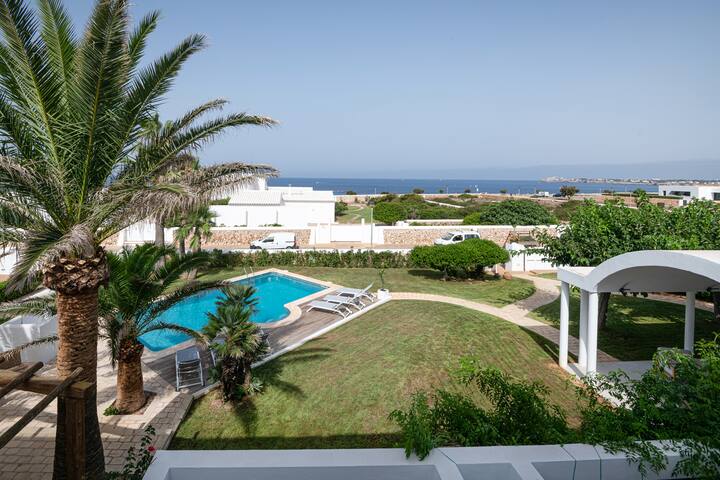 Lujosa villa en la playa con vistas al vista mar gallery image 4