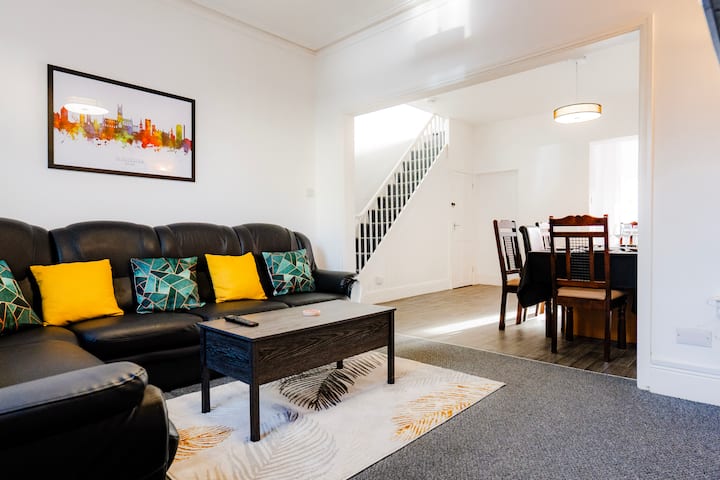 Gloucester-4 Bed Comfy Home-leisure-work-students - Gloucester