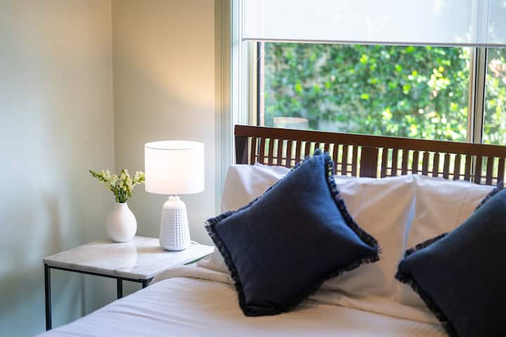 Удобен брачен кревет (широк 150-179 см) со постелнина со хотелски квалитет и меки перници. Собата има и голема гардероба со полици и простор за закачување. 