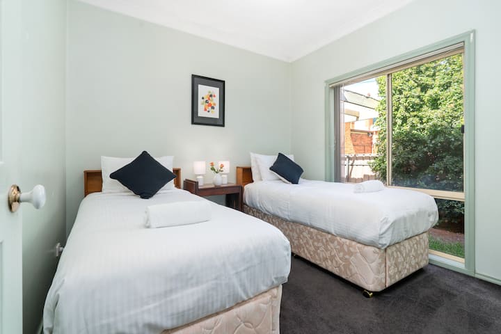 Два удобни единечни кревета со постелнина со хотелски квалитет и меки перници. Двете основи на креветите имаат фиоки за складирање. Собата има и голема гардероба со полици и простор за закачување. Исто така, обезбедени се преносно креветче и кутија со детски играчки. 