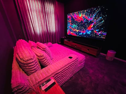 Cinema Style Stay: 100” TV & Cozy Couch Experience