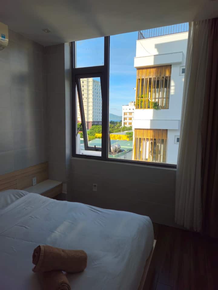 Bạn có thể nhìn thấy Biển từ phòng ngủ.
Ảnh chụp vào 08-Oct, bằng điện thoại chất lượng thấp.