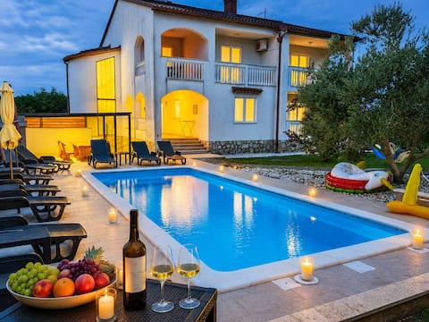 Big house with pool & garden
 close to airport!