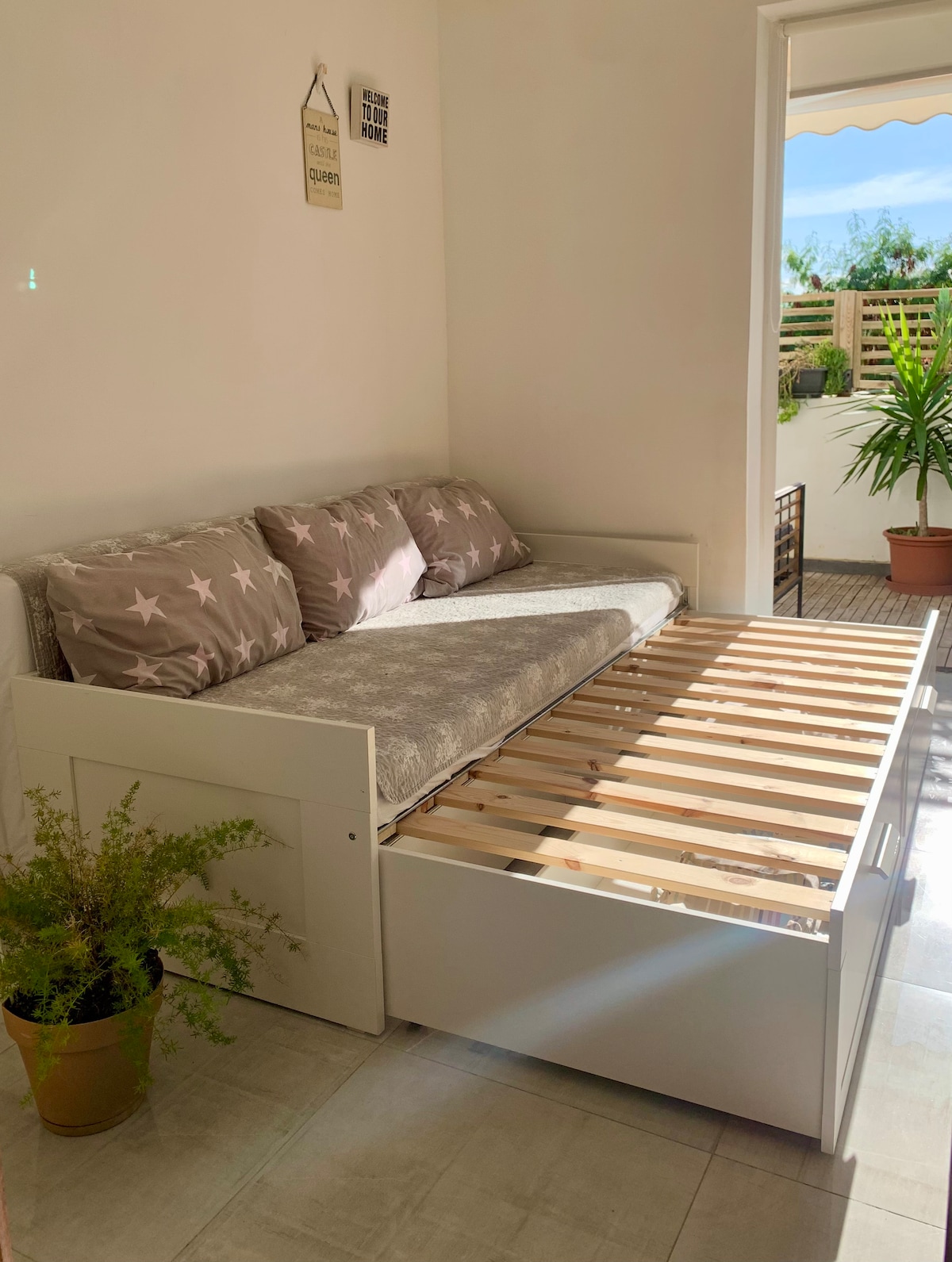 Posuvná posteľ v plnej veľkosti napojená na zadnú terasu 