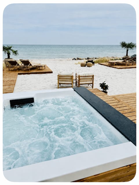 Beautiful beach house [oceanview hot tub & sauna]