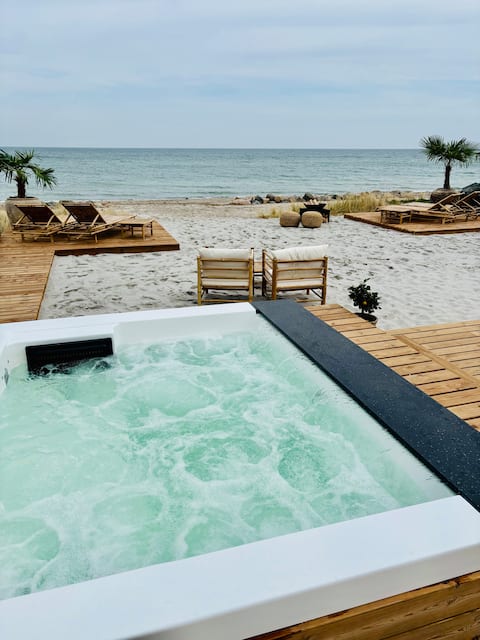 Beautiful beach house [oceanview hot tub & sauna]