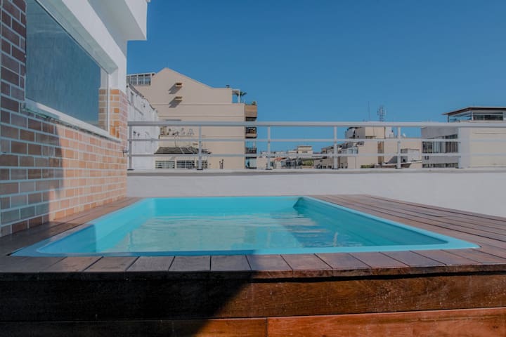 Cobertura aconchegante com piscina 5min. da praia